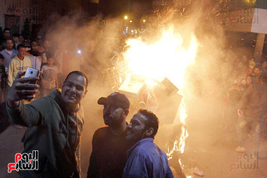 شباب يلتقطون صور "سيلفى" مع الحريق
