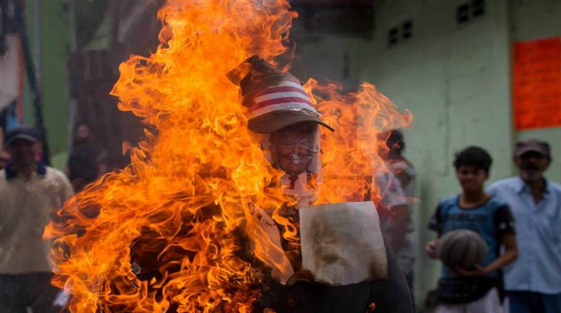 حرق دمية ترامب فى احتفالات المكسيكيين بعيد القيامة