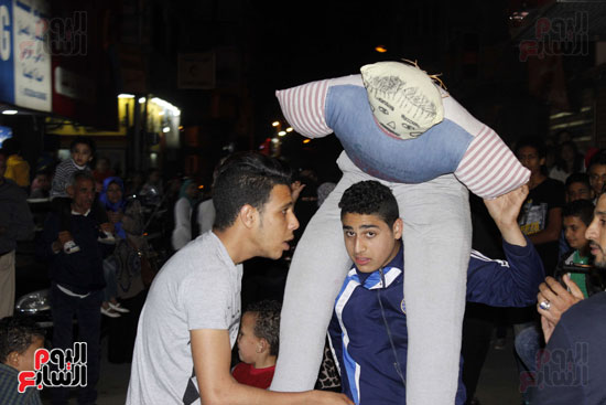 فتى يحمل دميته