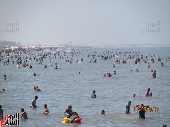  المصطافين يستمتعون بمياه شاطئ بورسعيد