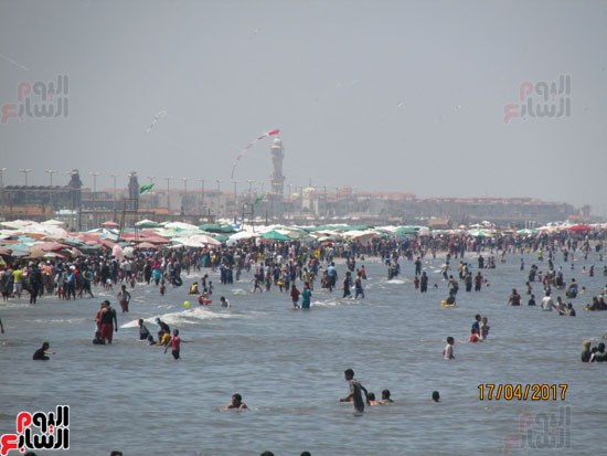  إقبال الكثيرين على مياه شاطئ وسط حالة من المرح والفرحة