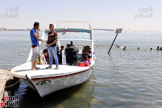  تخرج قوارب  سياحية  للتنزة  في البحيرة  مقابل  مبلغ  بسيط 