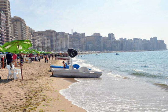 زحام على شواطئ الإسكندرية فى الساعات الأولى من اليوم