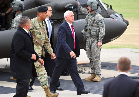 لحظة وصول نائب ترامب إلى القاعدة العسكرية