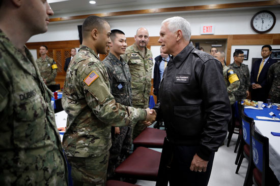 نائب الرئيس الأمريكى مايك بينس يحيى جنود الجيش الأمريكى
