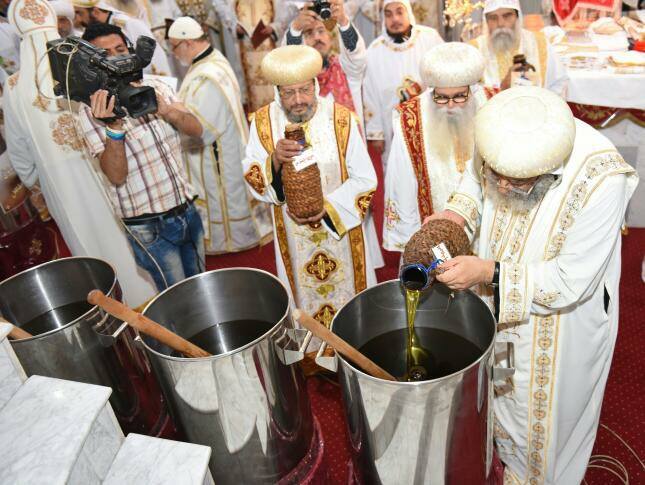 البابا تواضروس يصلى قداس شم النسيم بدير الأنبا بيشوى فى وداى النطرون (4)