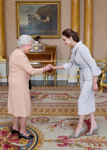 لقاء إنجلينا جولى بالملكة اليزابيث عام 2014
