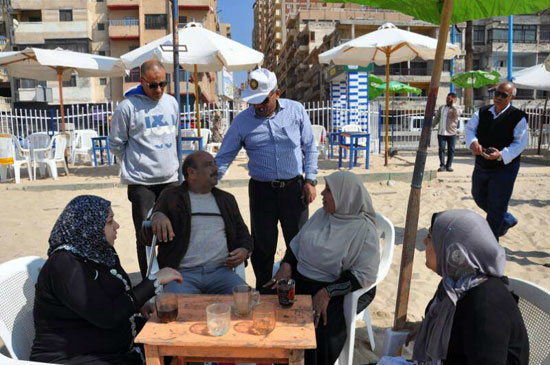 المصطافون على شواطئ الإسكندرية