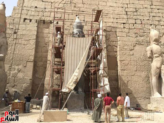اعادة ترميم تمثال رمسيس الثاني بمعبد الاقصر للحياة