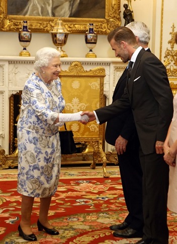 ديفيد بيكهام  والملكة اليزابيث عام 2016