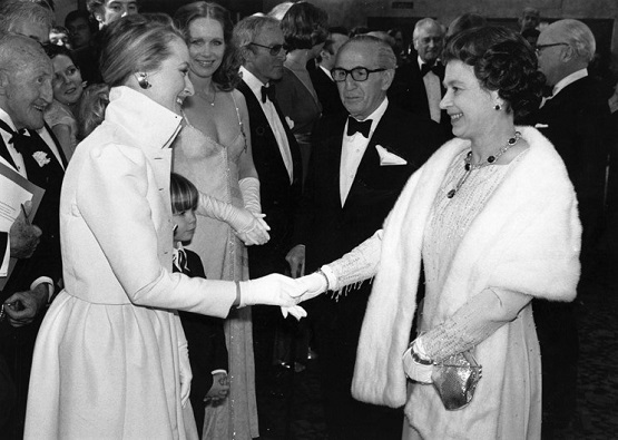ميريل ستريب تقابل الملكة اليزابيث في 1980