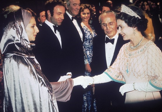 باربرا سترايساند قابلت الملكة عام 1975