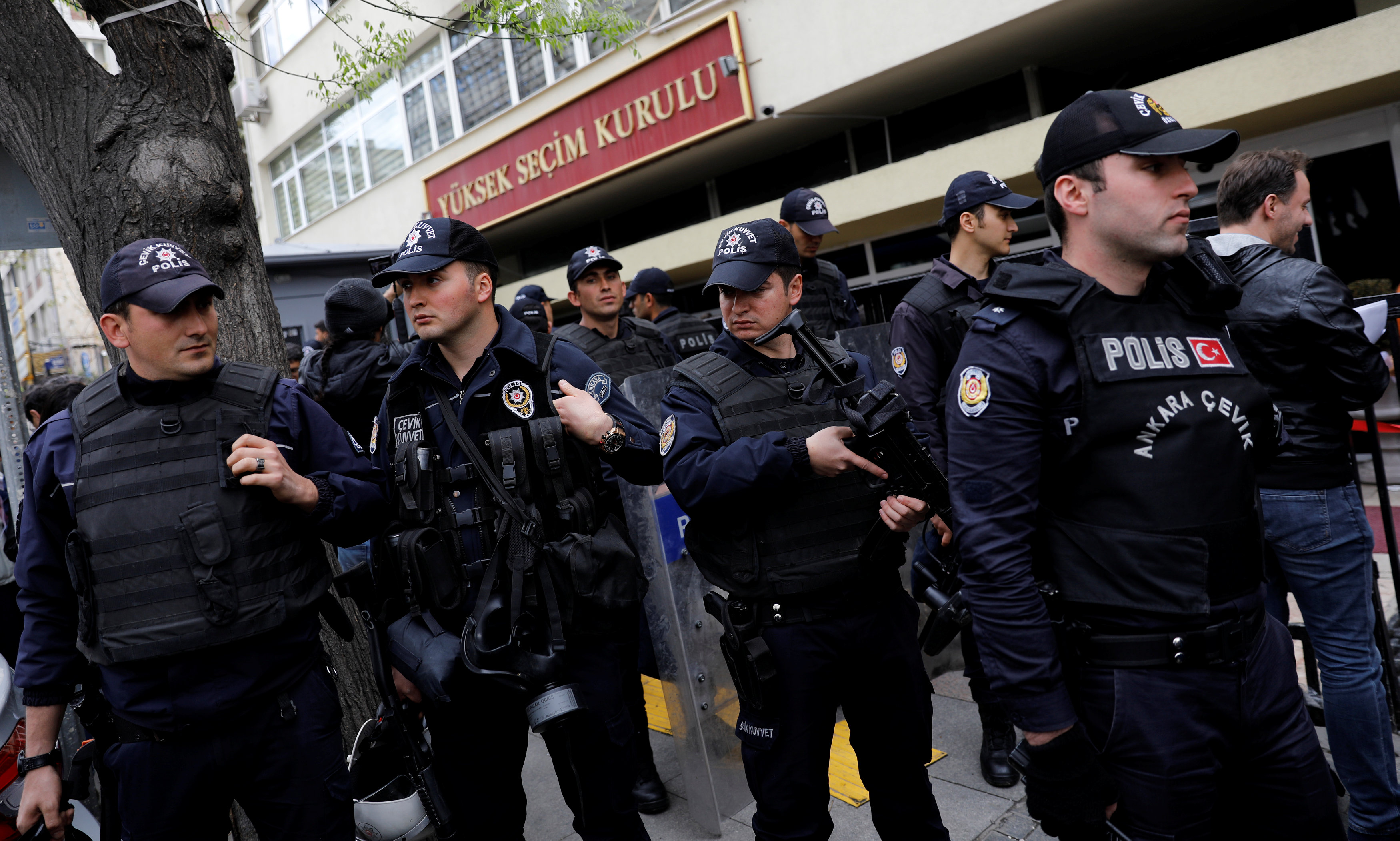 الشرطة التركية أمام المجلس الأعلى للانتخابات