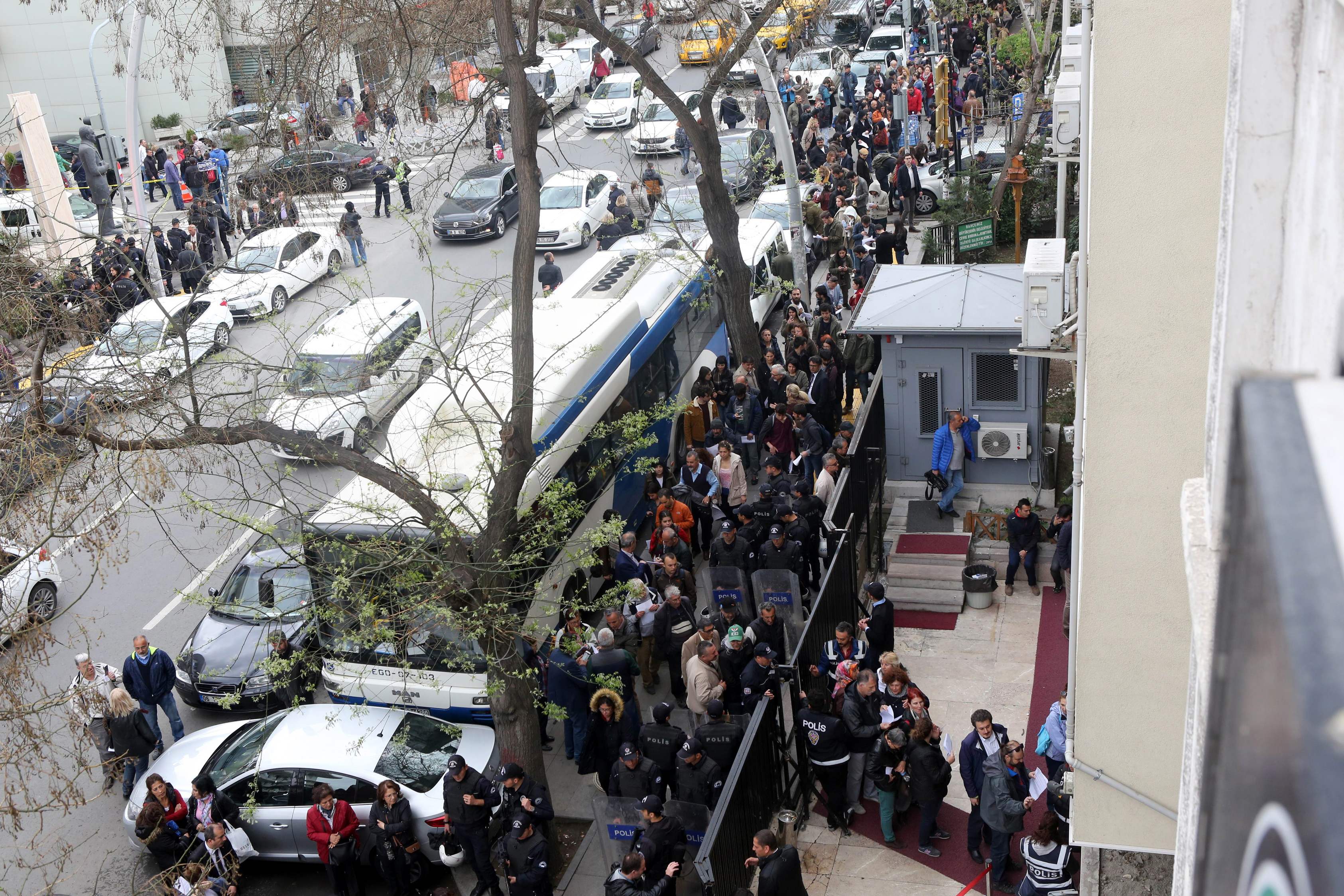 الشرطة التركية وسط جموع الأتراك