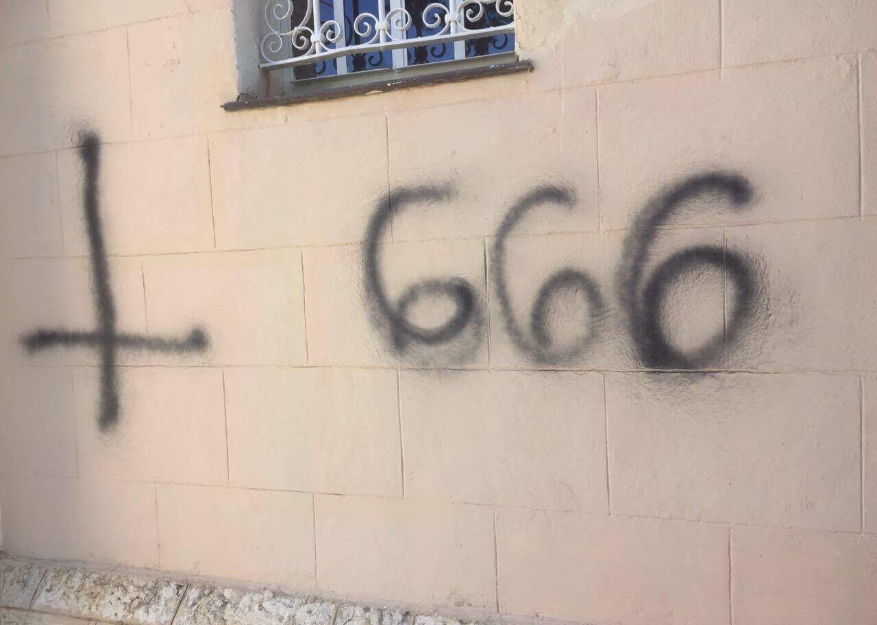 مجهولون يرسمون صليب مقلوب على جداران كنيسة فى إسرائيل