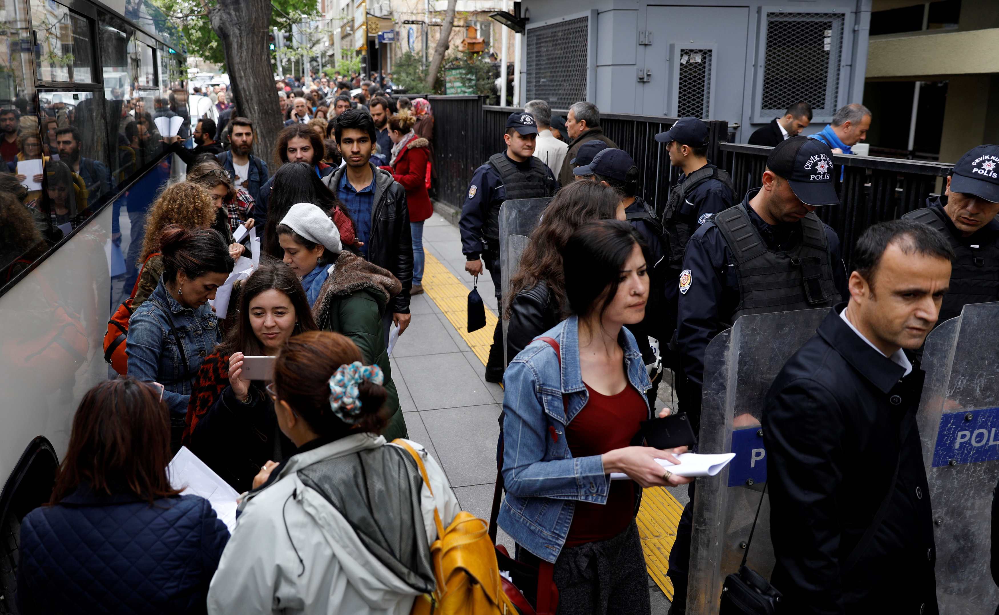 الأتراك ينتظرون في الطابور لتقديم طعونهم الشخصية لإلغاء الاستفتاء