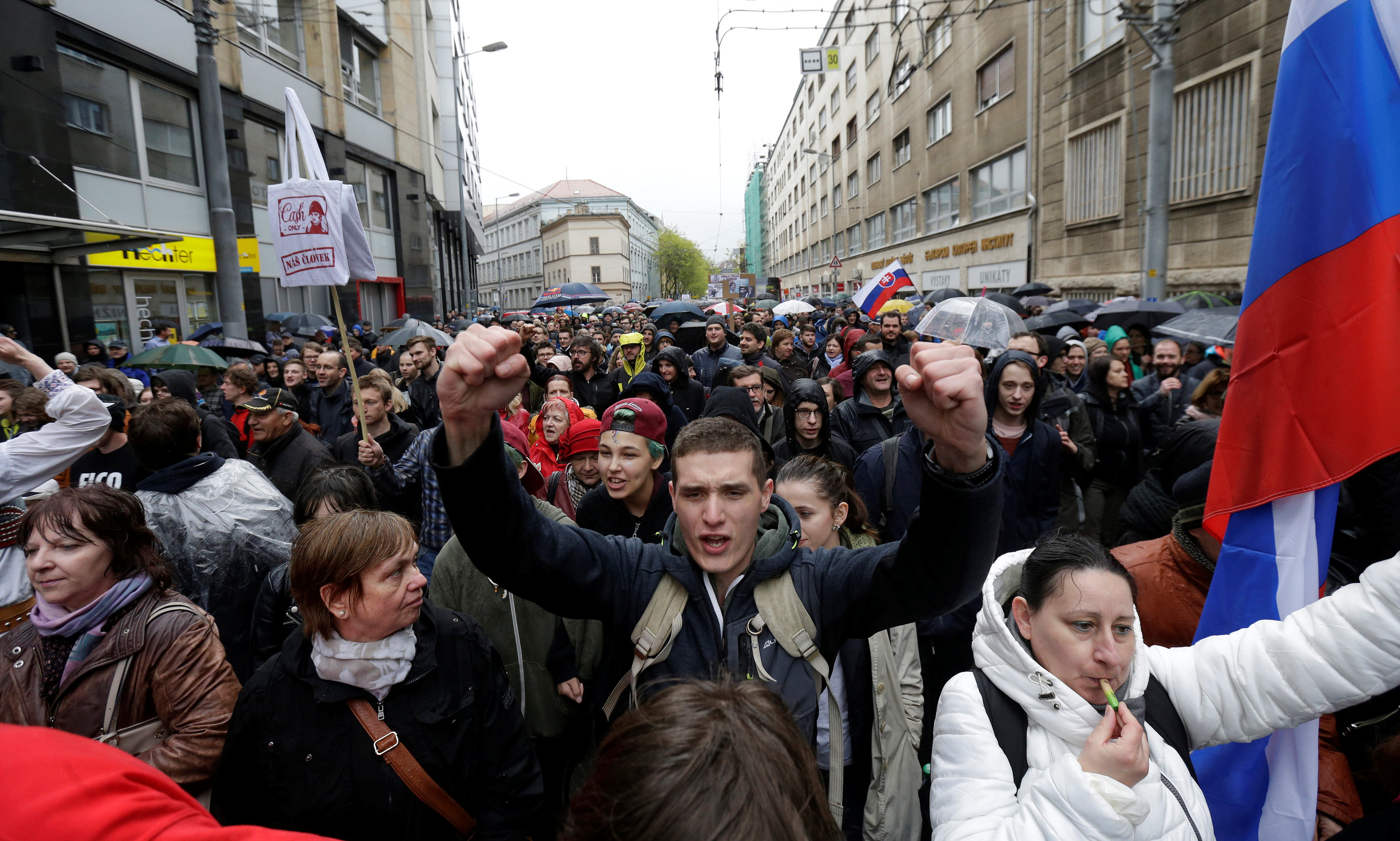 تظاهرات تطالب باستقالة وزير الداخلية ورئيس الشرطة فى براتيسلافا