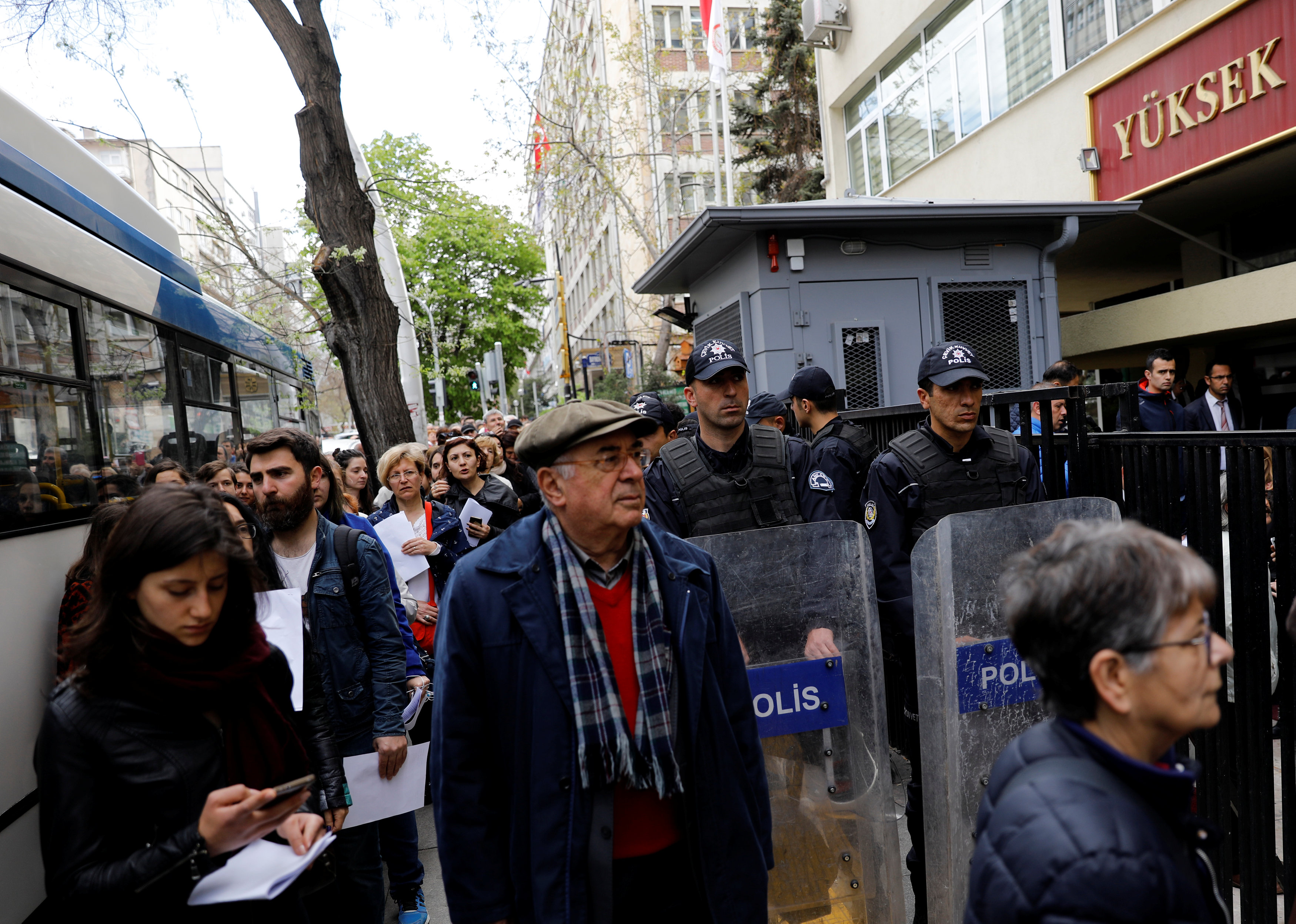 الأتراك يقدمون طعون لإلغاء الاستفتاء