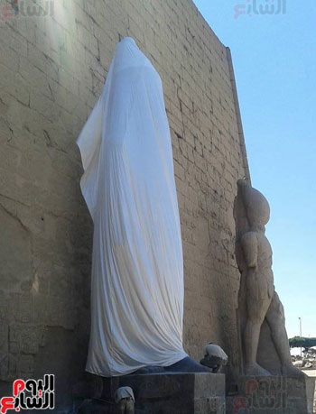 التمثال يستعد لتزيين واجهة معبد الأقصر