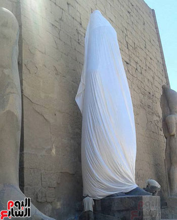 تمثال رمسيس الثانى مغطى بستارة بيضاء تمهيدًا لافتتاحه رسميًا