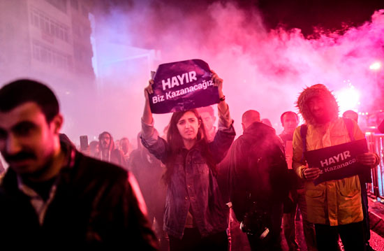 المحتجون يضيئون الشماريخ خلال تظاهراتهم المنددة بسياسات أردوغان