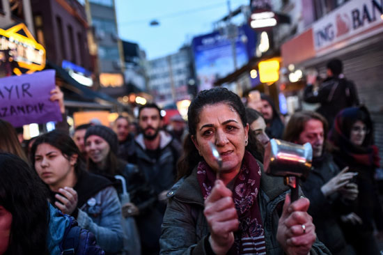 الاتراك يقرعون بالملاعق ضد سياسات أردوغان واستفتاءه