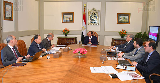 السيسى و شريف إسماعيل وعمرو الجارحى وزير المالية، و محمد معيط (2)