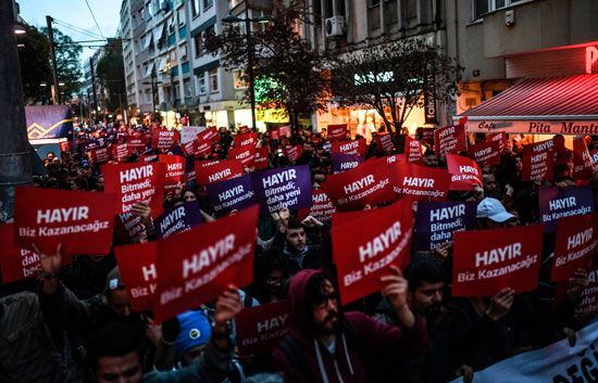 المحتجون يجوبون شوارع تركيا لرفض نتيجة الاستفتاء