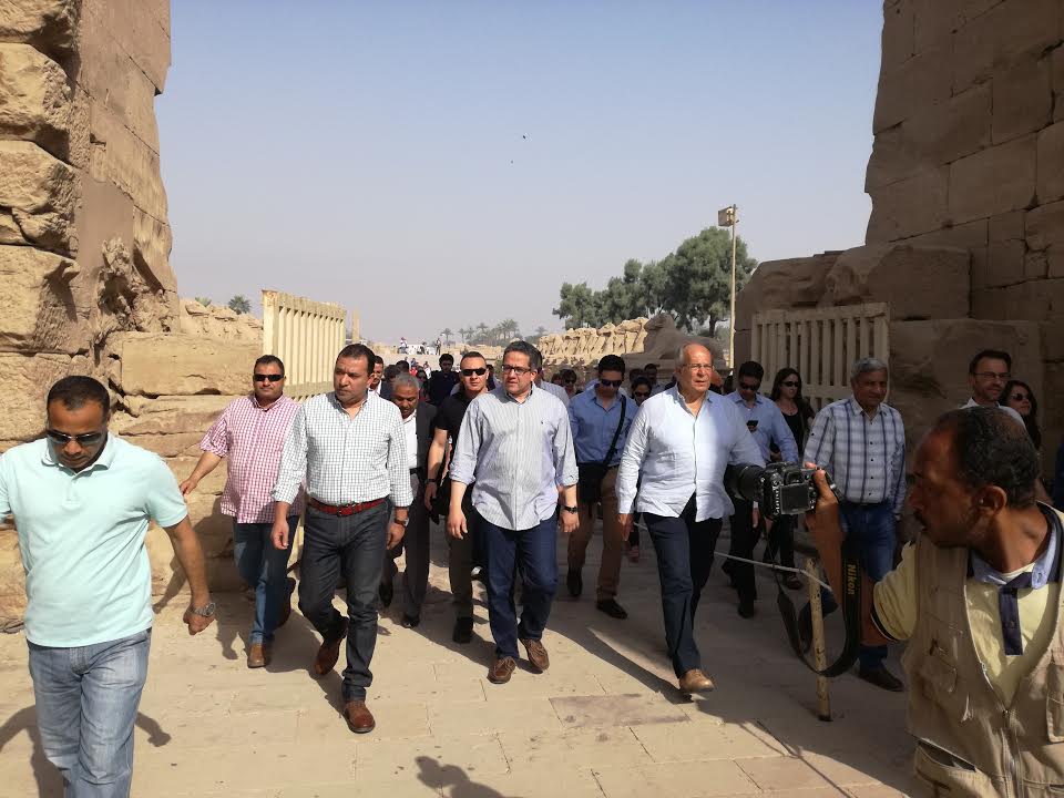 وزيري الآثار والتنمية المحلية يصلان الكرنك لافتتاح معرض المركز الفرنسي المصري