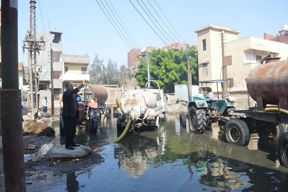 3- مساعد المحافظ يتابع رفع المياه من القرية