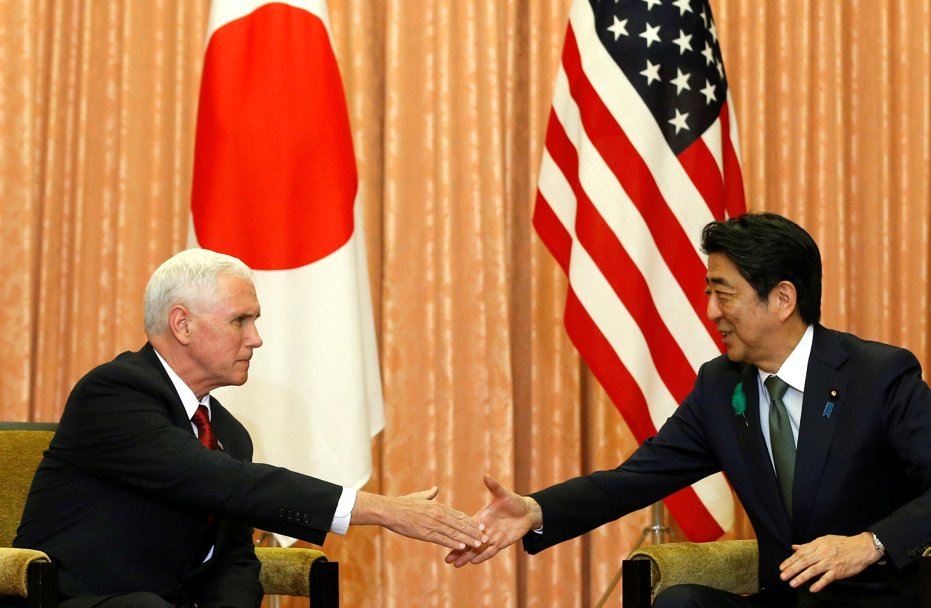 مايك بنس نائب الرئيس الأمريكى و رئيس الوزراء اليابانى شينزو آبى