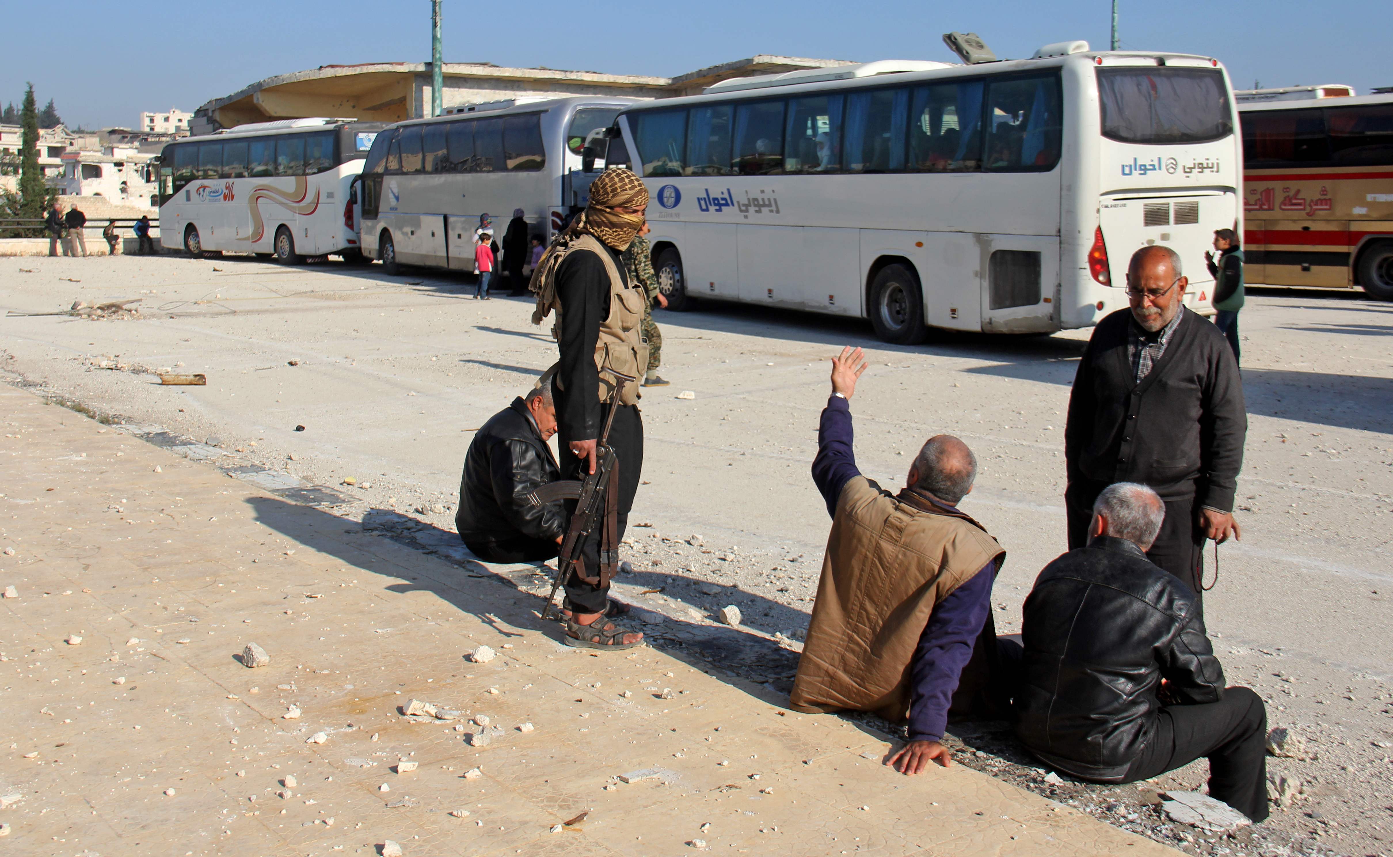استئناف عمليات إجلاء سكان بلدات سورية محاصرة بعد تفجير حى الراشدين