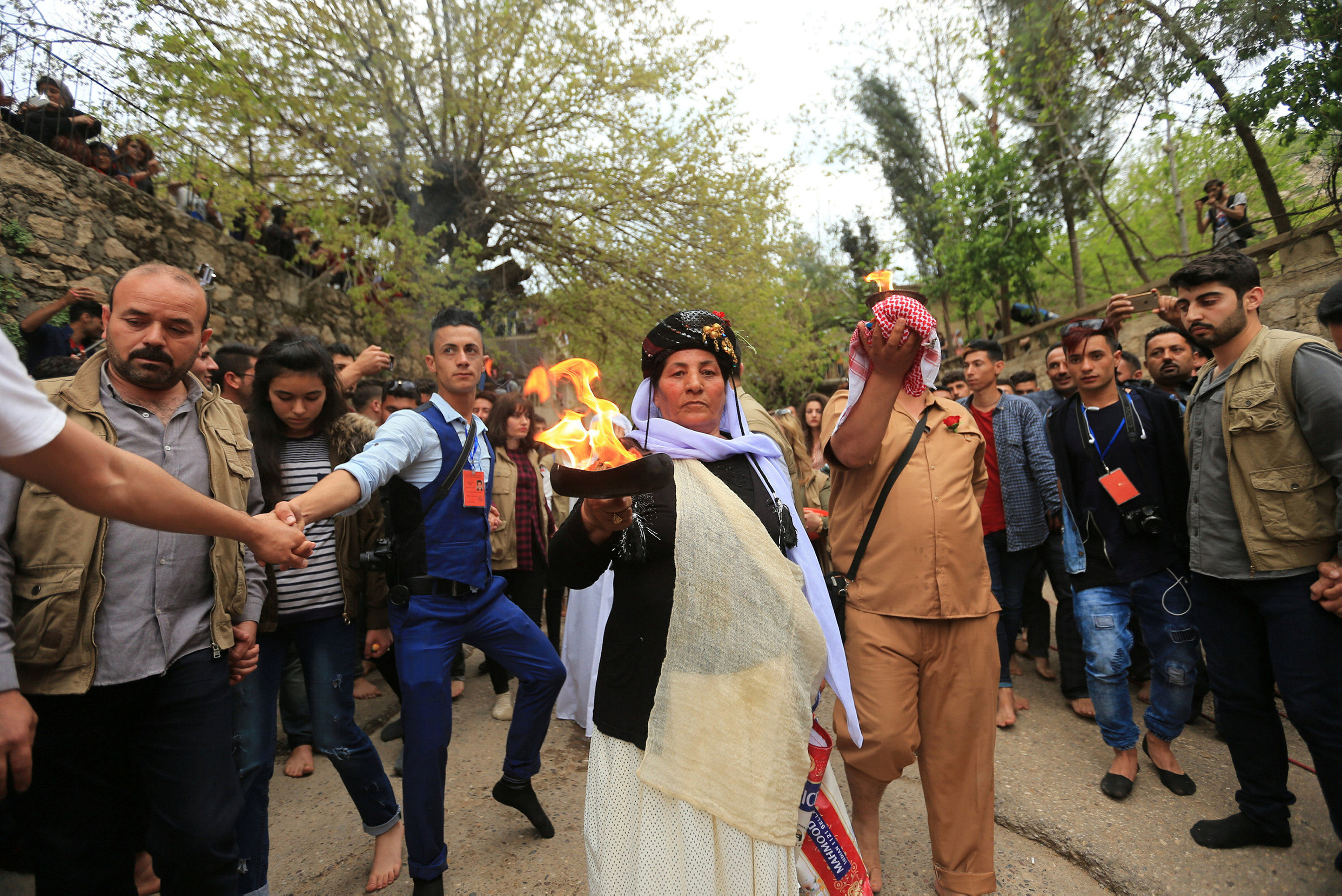 العراقيين الأيزيديين يحتفلون بالسنة الجديد بالنار