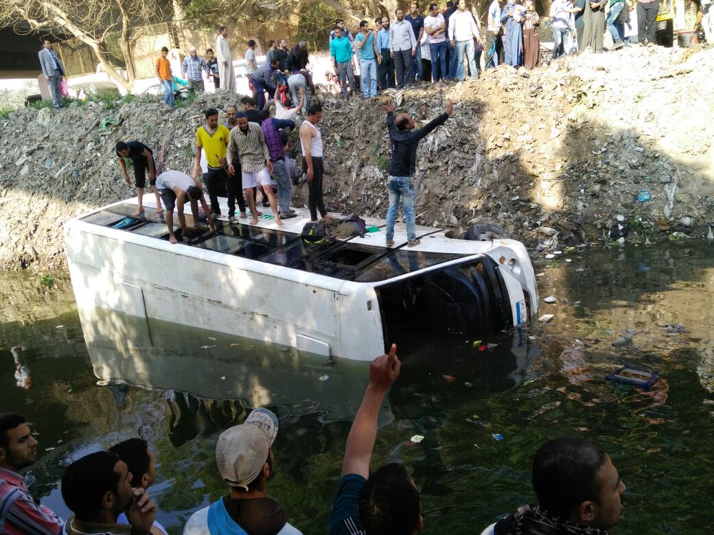 سقوط اتوبس طلاب بترعة المنصورية