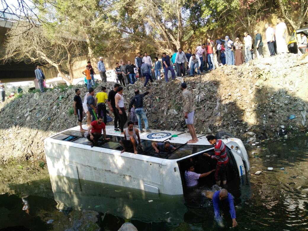 الاهالى يحاولون تقديم المساعدة