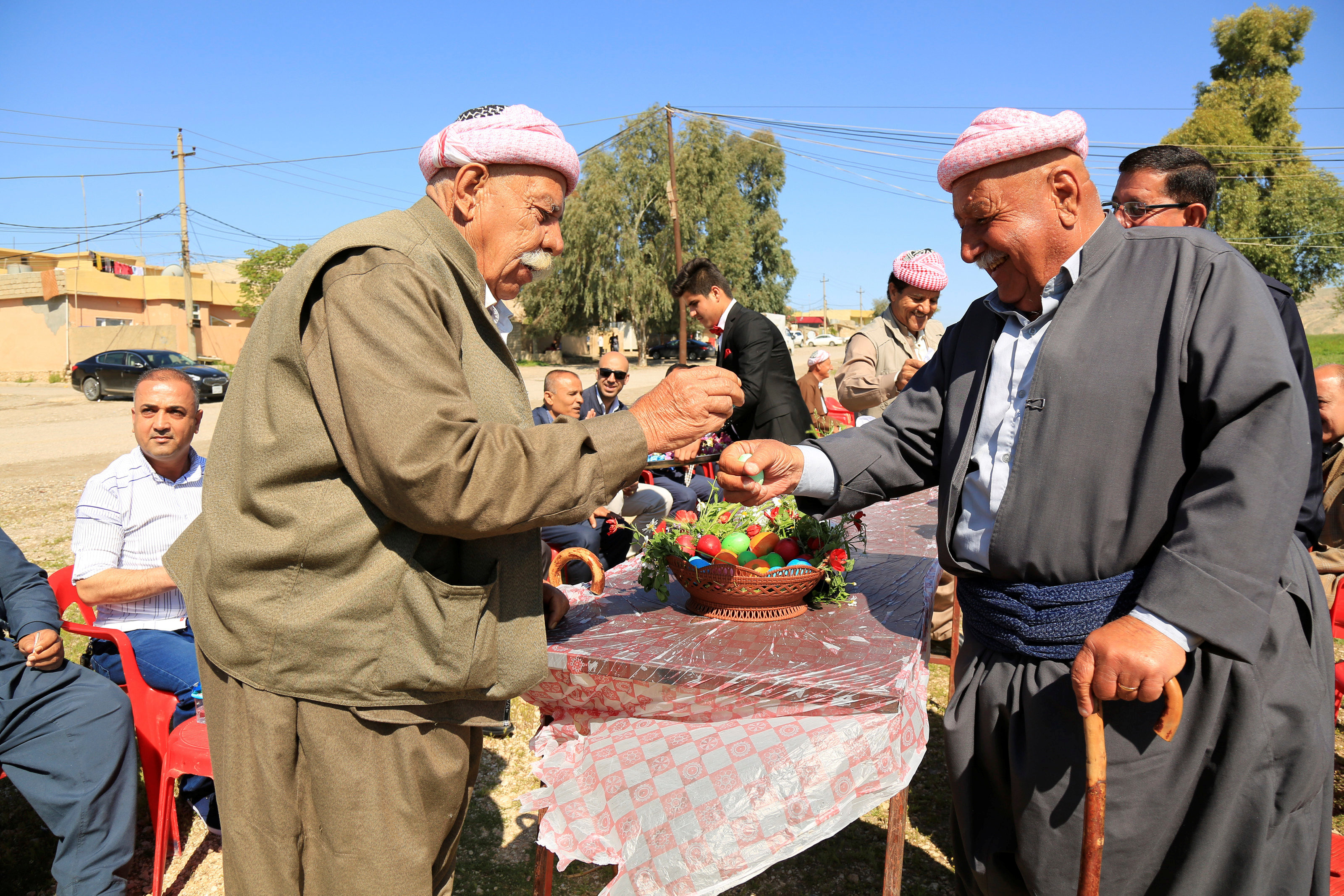 رجال من الطائفة الأيزيدية يشاركون فى احتفالات كسر البيض