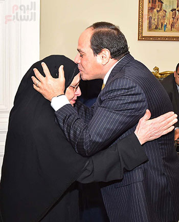 السيسي يستقبل أسرة الشهيد المقدم أحمد صلاح الدين مالك (12)