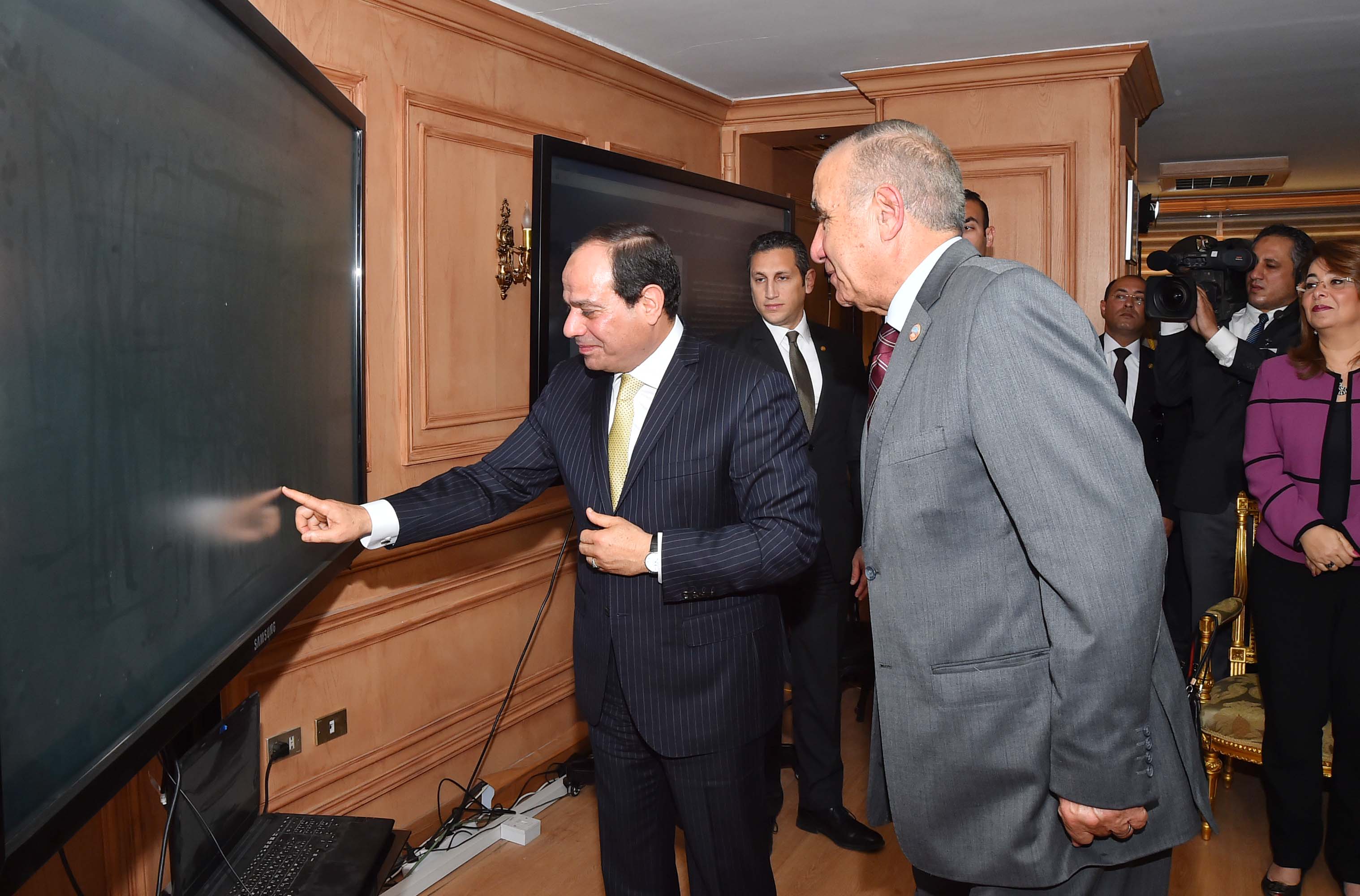 السيد الرئيس فى الجهاز المركزى للتعبئة والإحصاء (5)