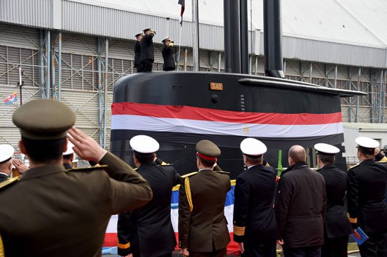 رفع العلم المصرى على الغواصة الألمانية