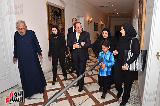 السيسي يستقبل أسرة الشهيد المقدم أحمد صلاح الدين مالك (14)