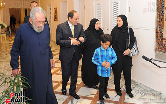 السيسي يستقبل أسرة الشهيد المقدم أحمد صلاح الدين مالك (11)