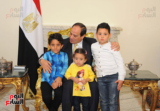 السيسي يستقبل أسرة الشهيد المقدم أحمد صلاح الدين مالك (3)
