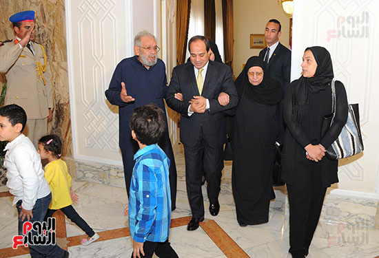 السيسي يستقبل أسرة الشهيد المقدم أحمد صلاح الدين مالك (10)