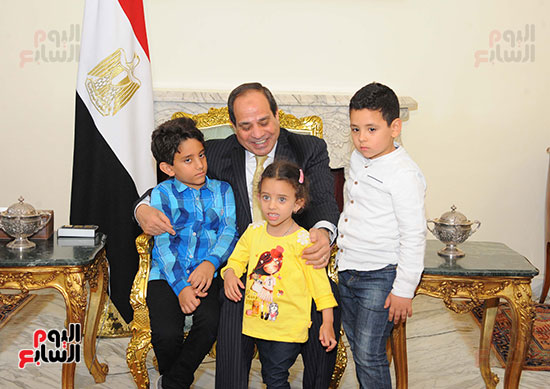 السيسي يستقبل أسرة الشهيد المقدم أحمد صلاح الدين مالك (2)