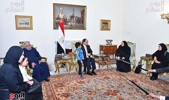 السيسي يستقبل أسرة الشهيد المقدم أحمد صلاح الدين مالك (7)