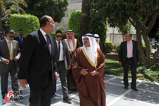 نائب رئيس وزراء البحرين يصل الجامعة العربية
