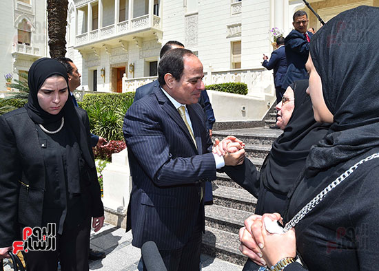 السيسي يستقبل أسرة الشهيد المقدم أحمد صلاح الدين مالك (16)