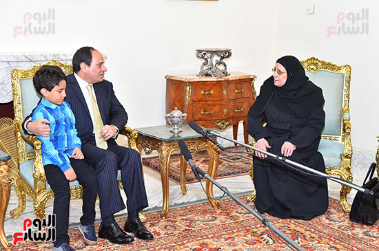 السيسي يستقبل أسرة الشهيد المقدم أحمد صلاح الدين مالك (5)