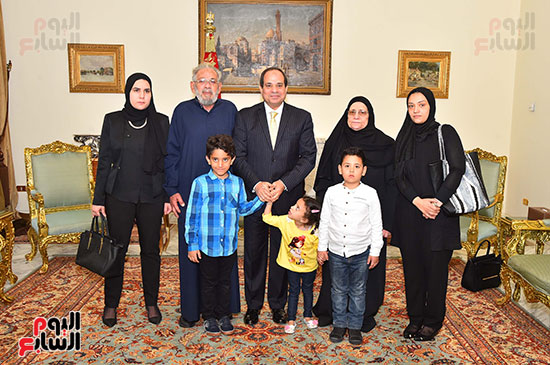 السيسي يستقبل أسرة الشهيد المقدم أحمد صلاح الدين مالك (1)