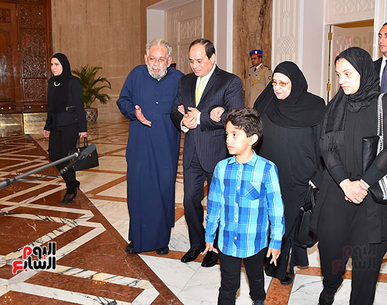 السيسي يستقبل أسرة الشهيد المقدم أحمد صلاح الدين مالك (13)